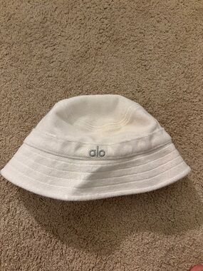 Alo Yoga Terry Beachside Bucket Hat - Embroidered Logo